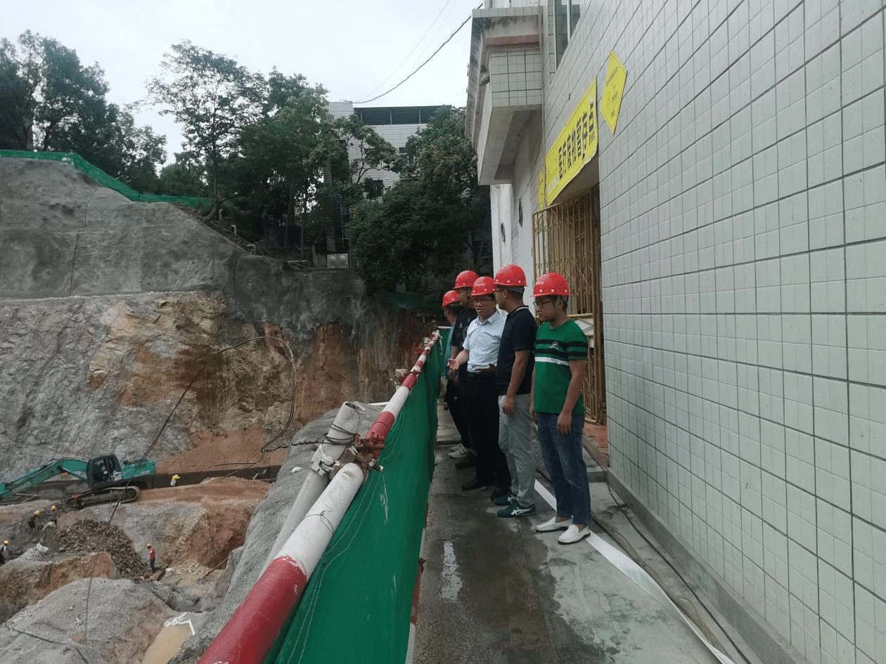 铜仁城交集团九龙地矿公司到项目一线开展“关爱 职工·夏送清凉”慰问活动