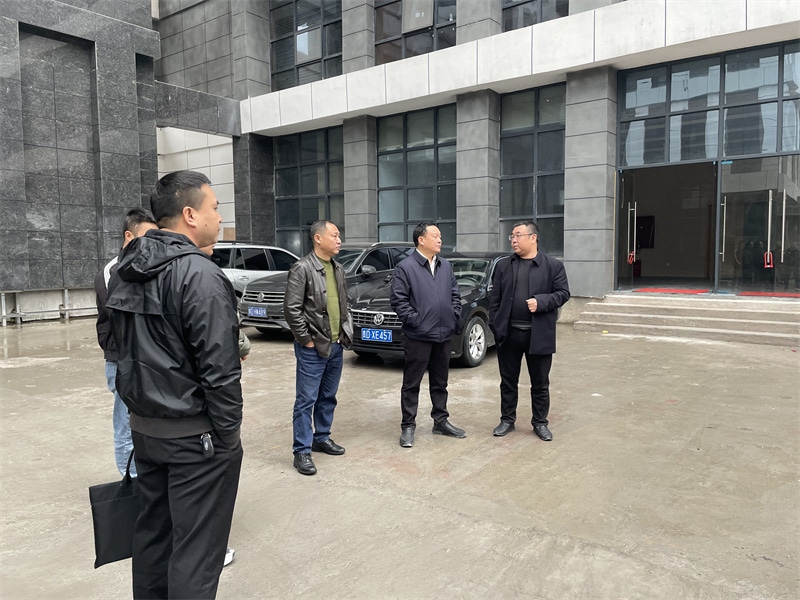 铜仁市城交集团董事长何向东到铜仁市颐年苑开发建设项目现场调研指导工作