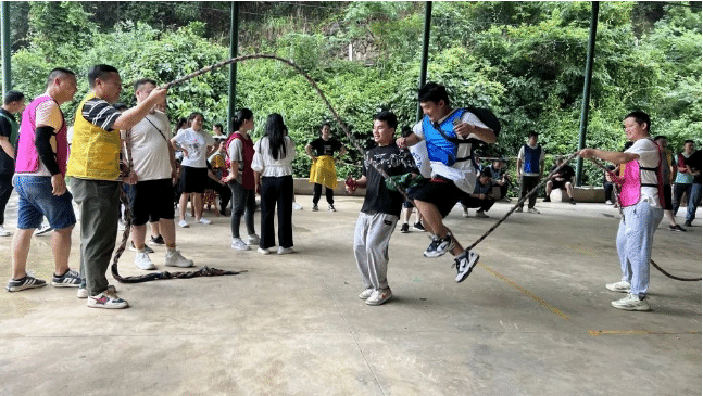 铜仁城交集团九龙地矿投资开发公司组织开展户外职工趣味运动会