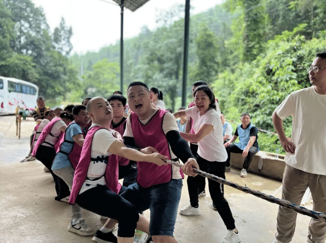 铜仁城交集团九龙地矿投资开发公司组织开展户外职工趣味运动会